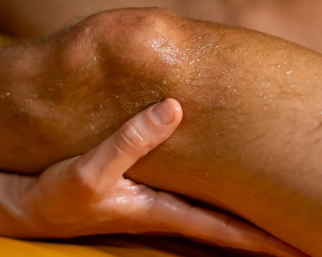 Farbfoto einer ayurvedischen Fuss und Beinmassage mit Öl