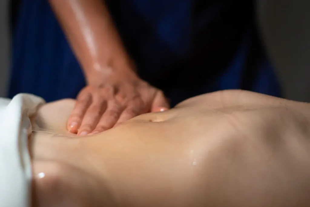 Farbfoto Udarabhyanga. Ayurvedische Bauchmassage mit Öl