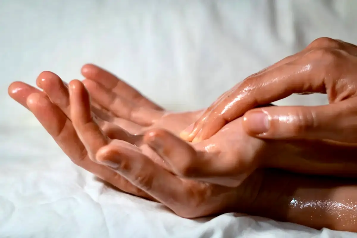 Ayurveda Anwendungen. Farbfoto von einer āyurvedischen Handmassage mit Öl