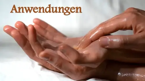 Ayurveda Anwendungen. Farbfoto von einer āyurvedischen Handmassage mit Öl