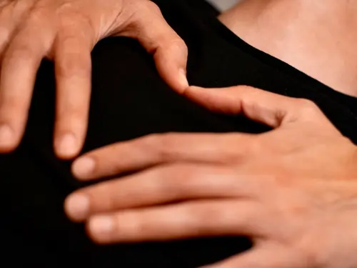 Farbfoto von Händen, die ein Herz bilden