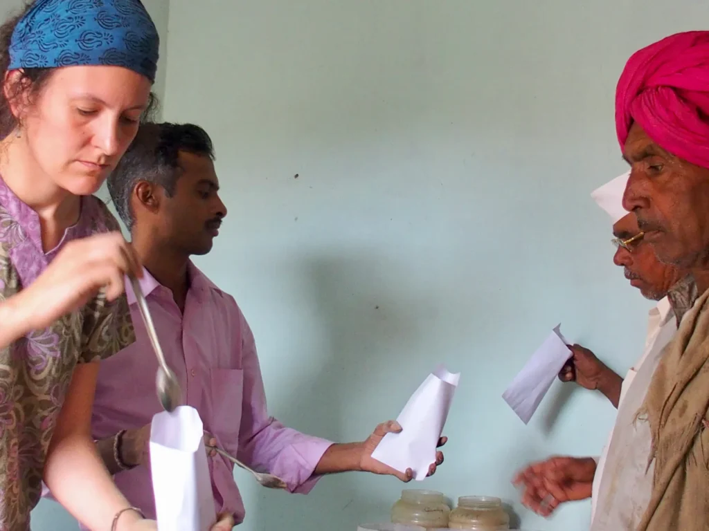 Farbfoto Mirjam von Maravić in Indien zusammen mit indischen Ayurveda Ärzten